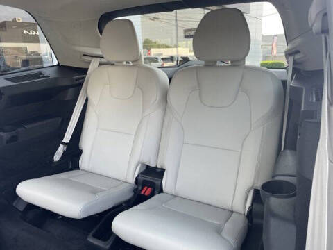 2022 Volvo XC90 T6 Momentum 6-Passenger