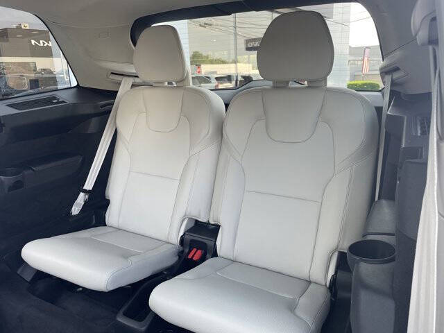 2022 Volvo XC90 T6 Momentum 6-Passenger