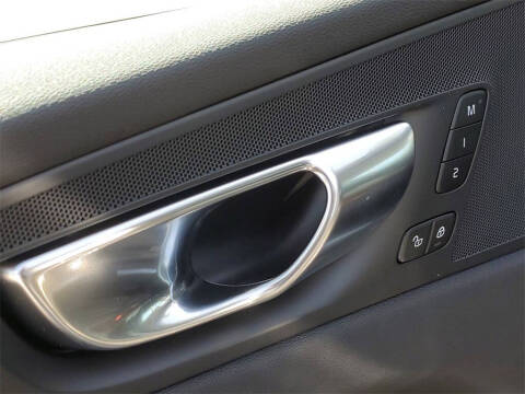 2025 Volvo XC60 B5 Core Dark Theme