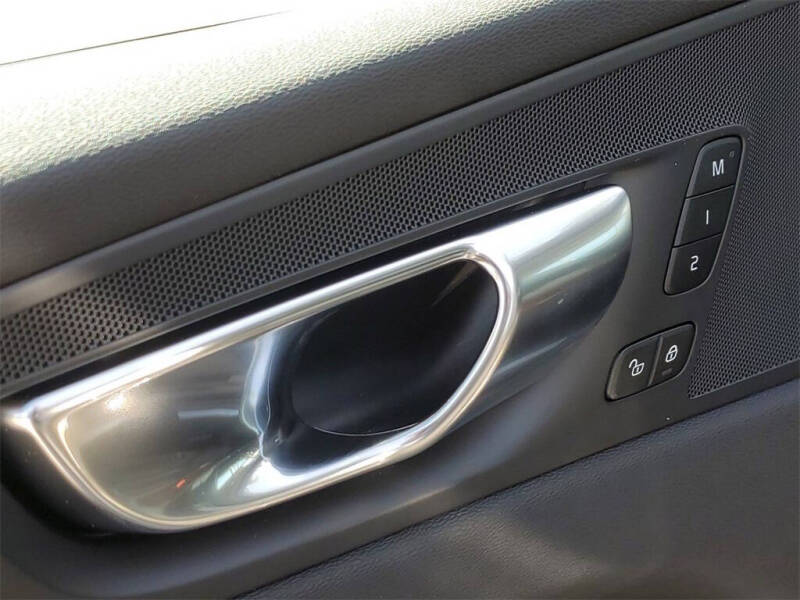 2025 Volvo XC60 B5 Core Dark Theme