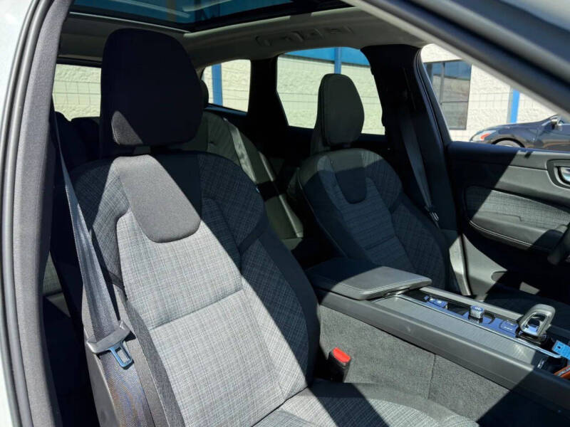 2022 Volvo XC60 B5 Momentum