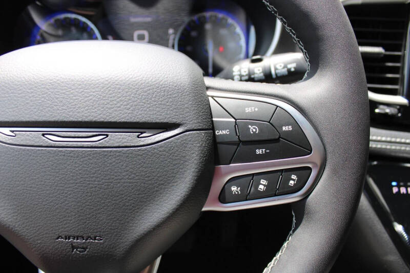2027 Chrysler Pacifica Select