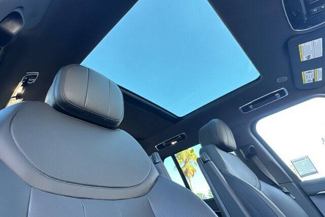 2025 Land Rover Range Rover P530 SE