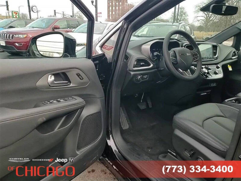 2025 Chrysler Pacifica Select