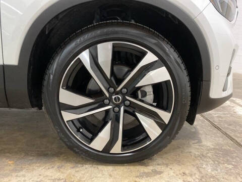 2025 Volvo XC40 B5 Plus Dark Theme