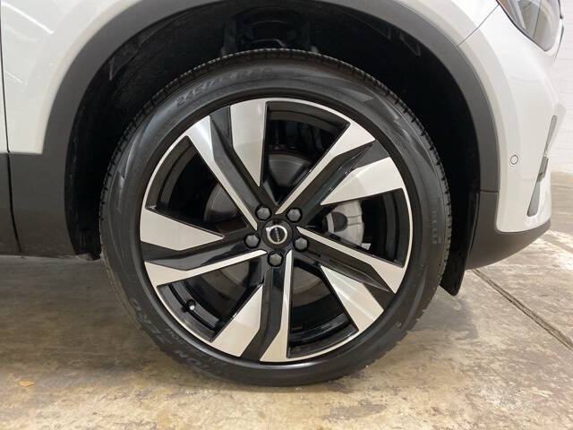 2025 Volvo XC40 B5 Plus Dark Theme