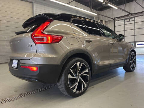 2022 Volvo XC40 T5 R-Design