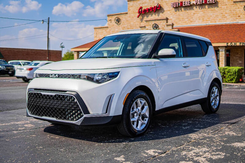 2023 Kia Soul LX's photo