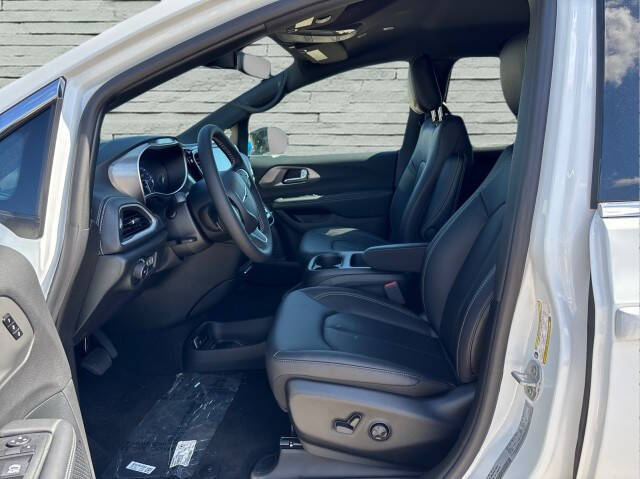 2025 Chrysler Pacifica Select