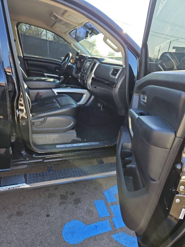 2017 Nissan Titan SV