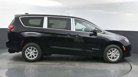 2025 Chrysler Voyager LX