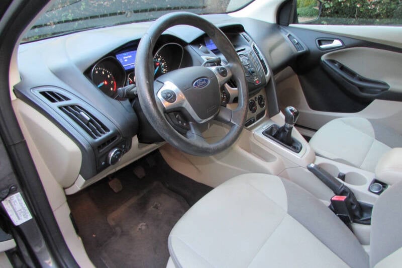 2013 Ford Focus SE photo 21