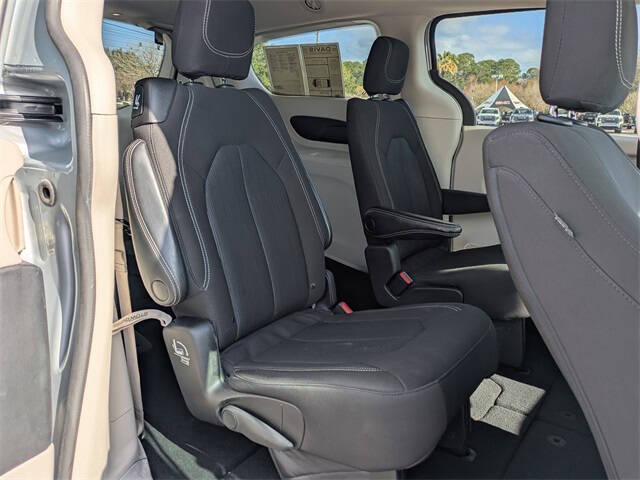 2022 Chrysler Voyager LX