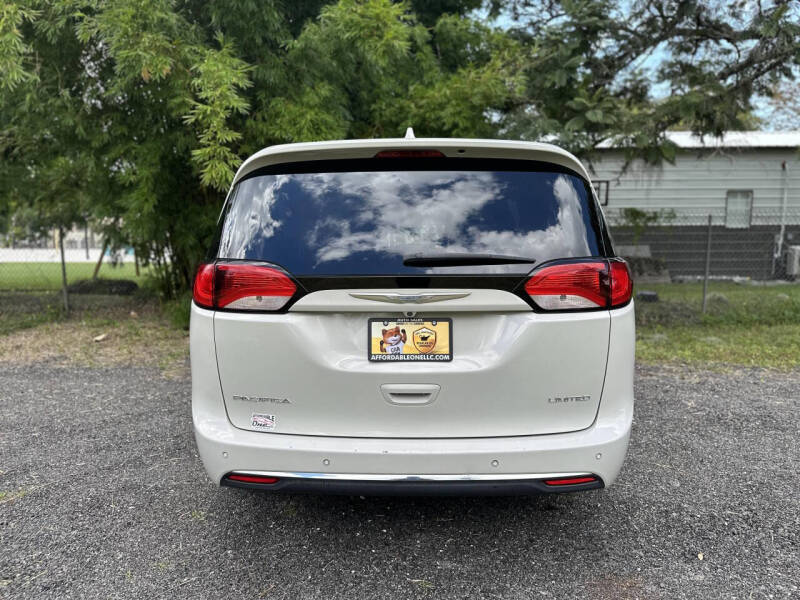 2017 Chrysler Pacifica Limited photo 5