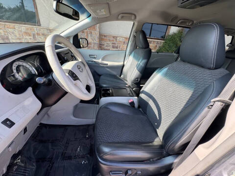 2013 Toyota Sienna SE 8-Passenger