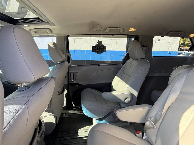 2017 Toyota Sienna XLE 8-Passenger
