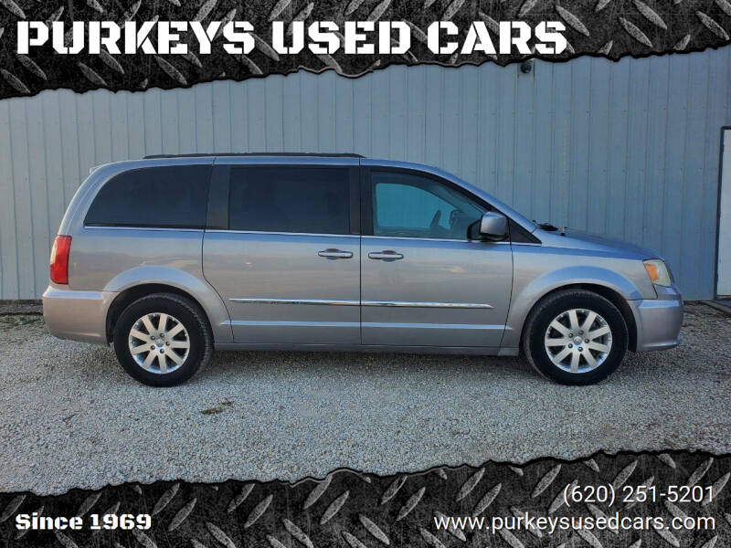 2014 Chrysler Town & Country Touring's photo