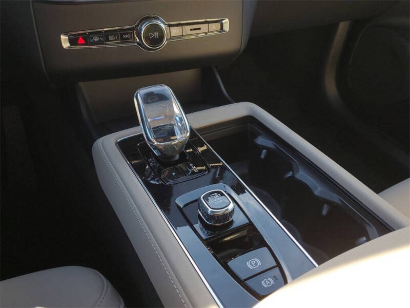 2025 Volvo XC90 B6 Core Bright Theme