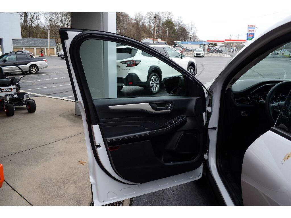 2022 Ford Escape for sale at EARL DUFF PRE-OWNED CENTER in Harriman, TN