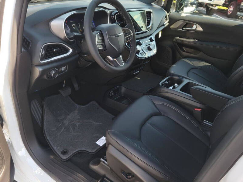 2026 Chrysler Voyager LX