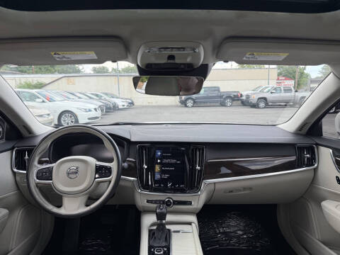 2017 Volvo S90 T6 Momentum