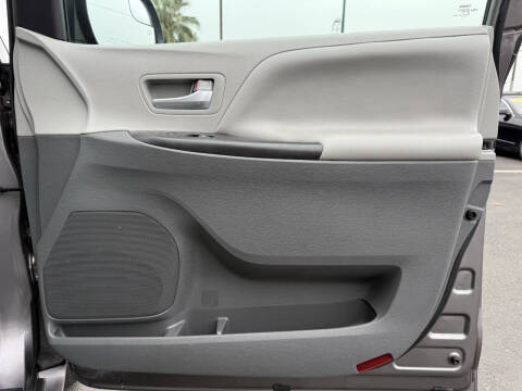 2016 Toyota Sienna LE 8-Passenger