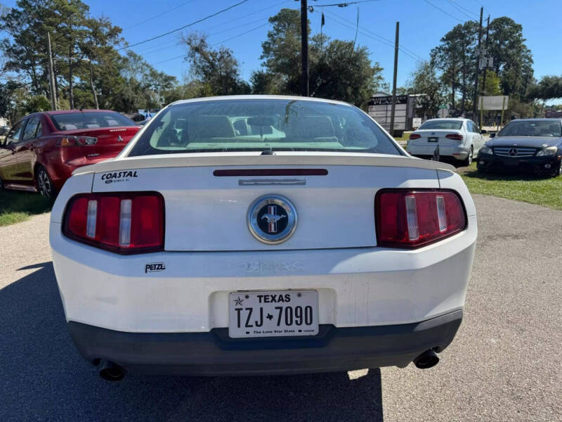 2011 Ford Mustang V6 photo 6