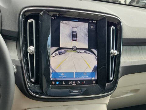 2024 Volvo XC40 B5 Ultimate Dark Theme