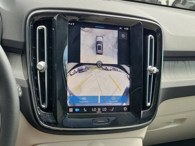 2024 Volvo XC40 B5 Ultimate Dark Theme