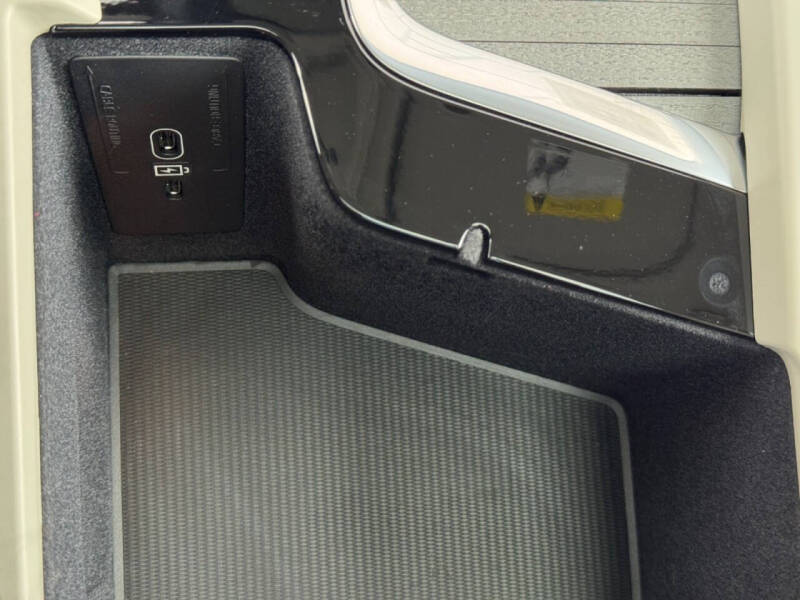 2025 Volvo XC60 T8 Plus Dark Theme