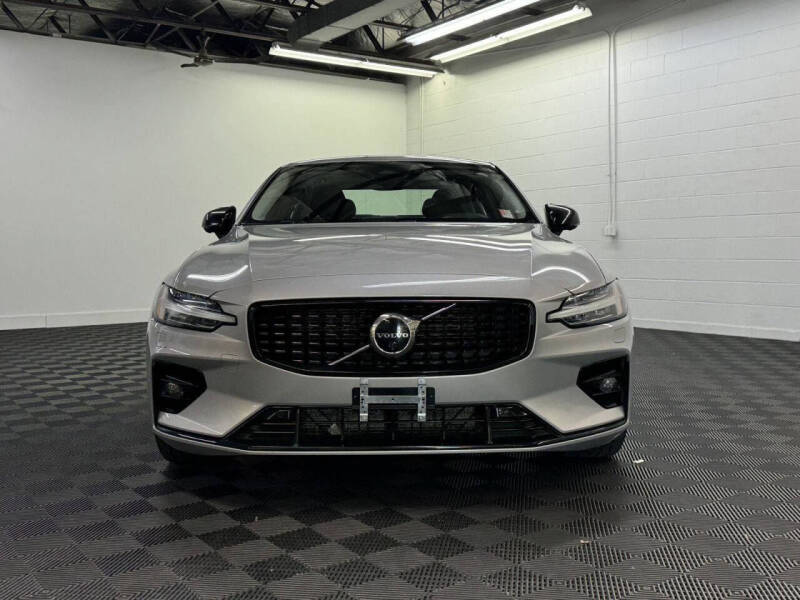 2024 Volvo S60 B5 Plus Dark Theme