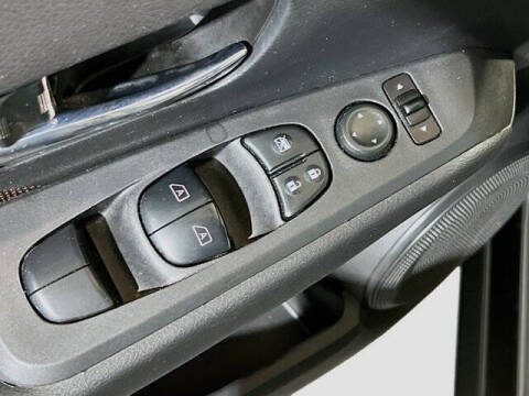 2022 Nissan Kicks SR