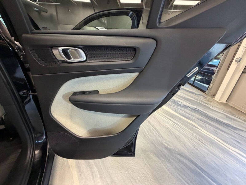 2023 Volvo XC40 B5 Plus Dark Theme