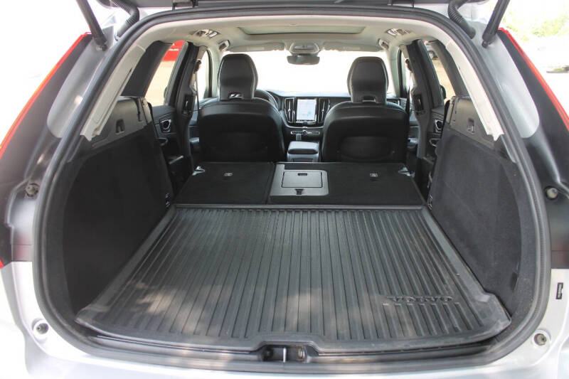 2024 Volvo XC60 B5 Core Dark Theme