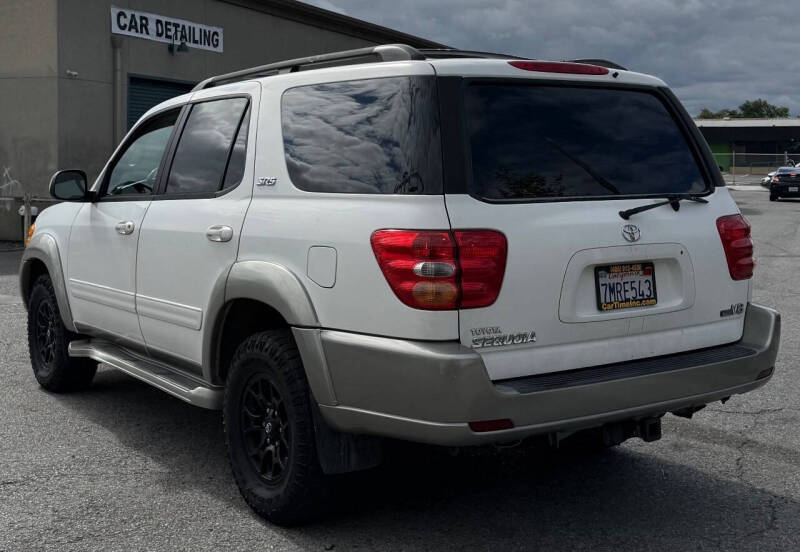 2004 Toyota Sequoia SR5
