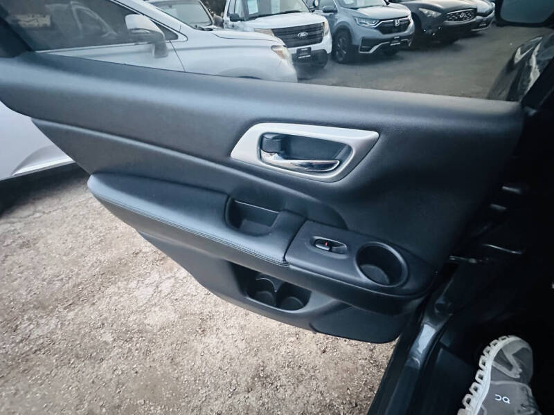 2017 Nissan Pathfinder SL