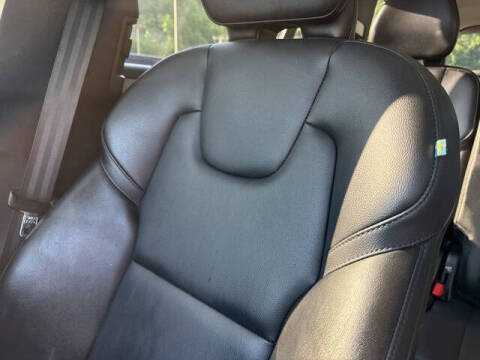 2022 Volvo XC90 T5 Momentum