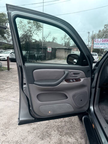 2004 Toyota Sequoia SR5