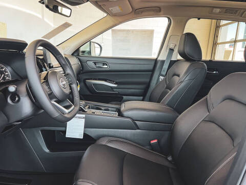 2025 Nissan Pathfinder SL