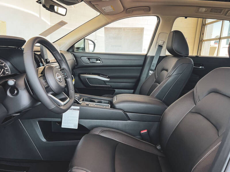 2025 Nissan Pathfinder SL