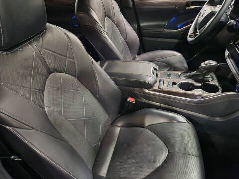 2022 Toyota Highlander Hybrid Platinum