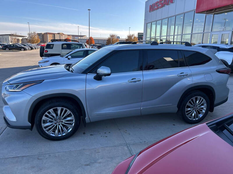 2025 Toyota Highlander Hybrid Platinum