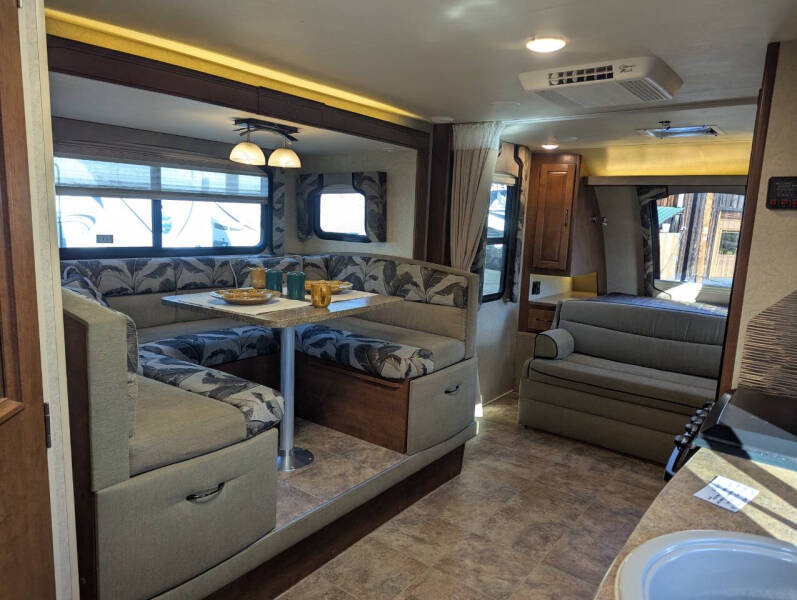 2015 Lance 1995 / 23ft