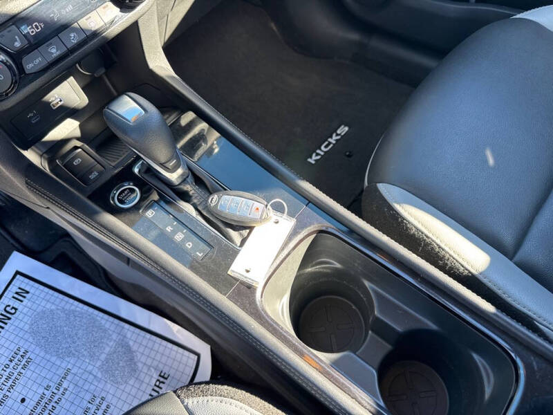 2022 Nissan Kicks SR