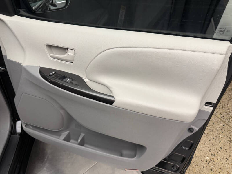 2011 Toyota Sienna Base 7-Passenger