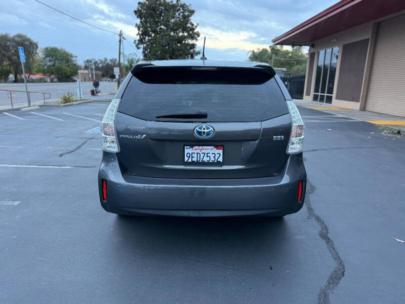 2014 Toyota Prius v Five