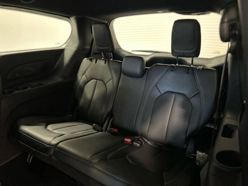 2027 Chrysler Pacifica Select