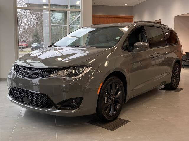 2020 Chrysler Pacifica for sale at Betten Baker Chrysler Dodge Jeep Ram in Lowell MI