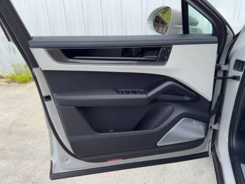 2024 Porsche Cayenne Turbo E-Hybrid Coupe