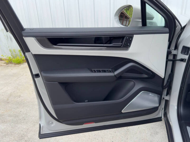 2024 Porsche Cayenne Turbo E-Hybrid Coupe